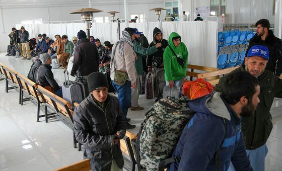 عائلات أفغانية تعيش في إيران تعود إلى أفغانستان